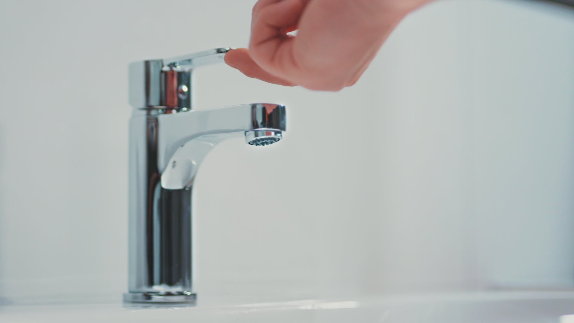 Video laden: Neoperl Slim Spray Strahlregler mit M20x1 Gewinde, max. 2 l/min., Brausestrahl (Waschtisch)