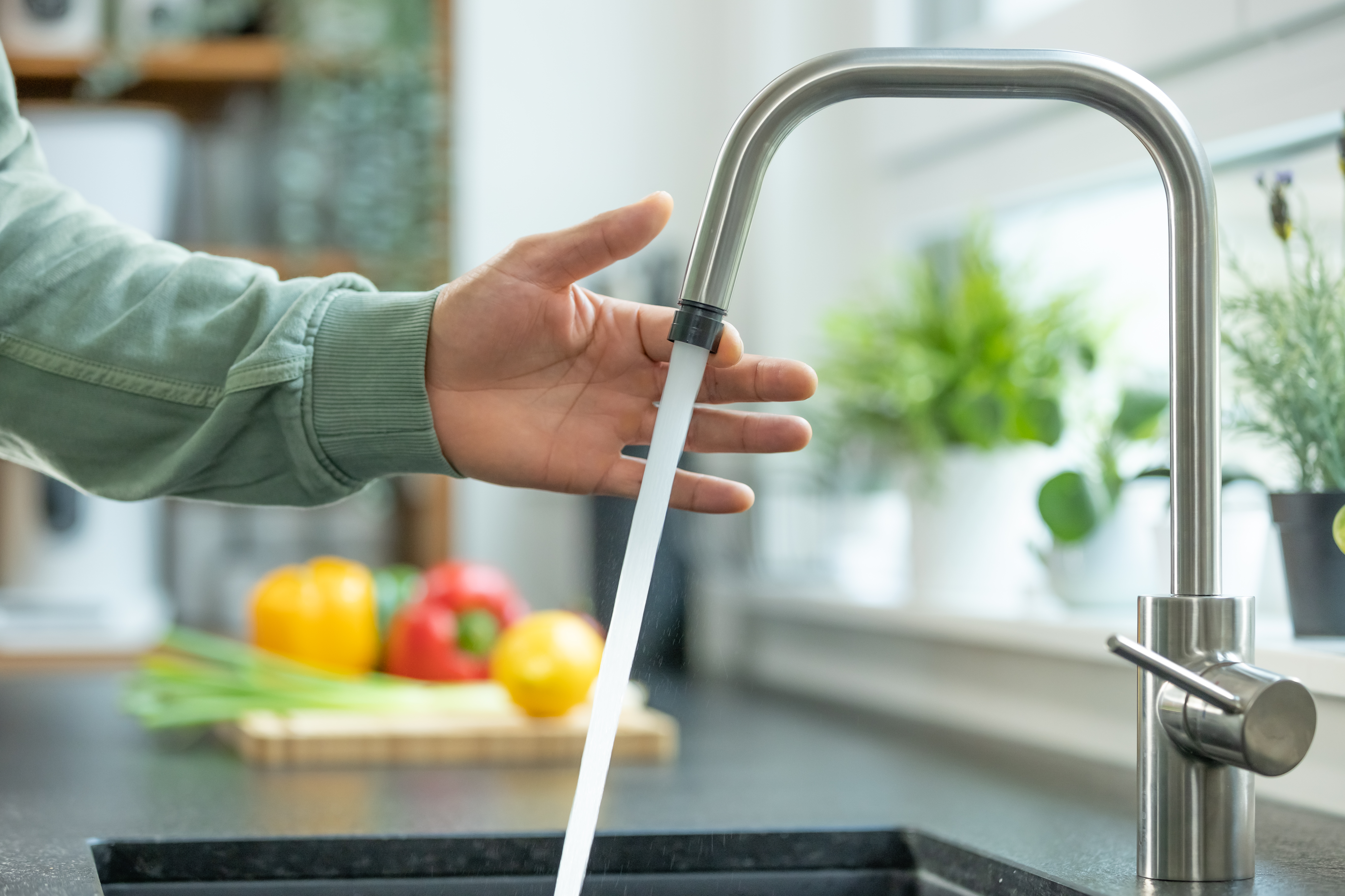 Neoperl Mini Ecobooster Touch Schwarz Strahlregler mit Booster-Funktion für CACHÉ TJ M18,5×1 Gewinde (Küche)